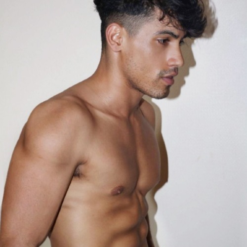 Rodrigo Hung - a Male Escort in Lincolnshire