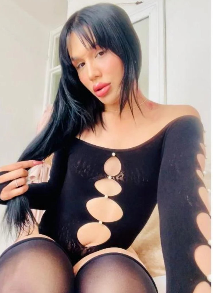 Mell - a Trans Escort in Earls Court