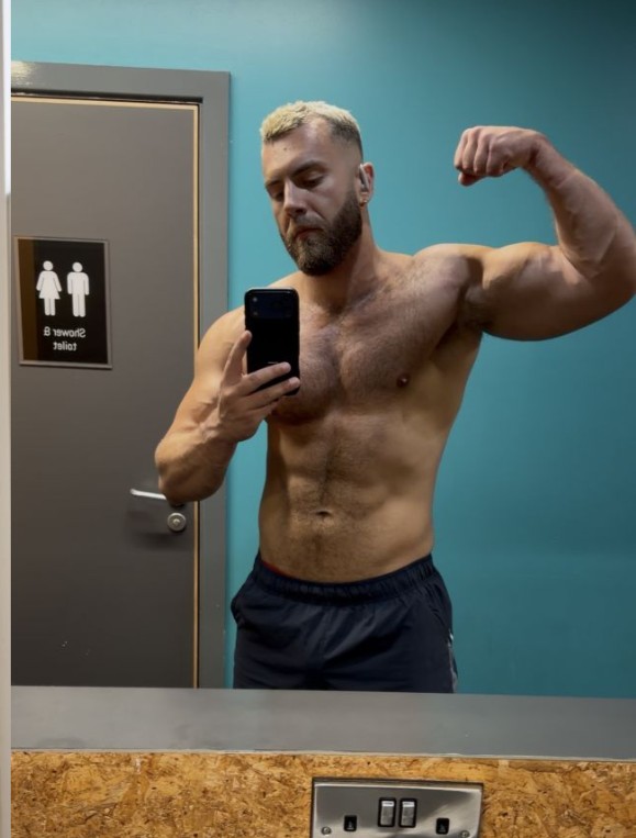 XLTallBrit - a Male Escort in Derbyshire